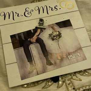MR & MRS NEWLYWEDS PIC FRAME/GIFT NWT